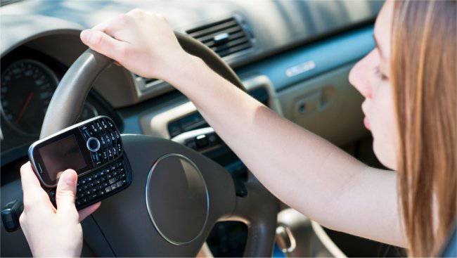 Prestanite spavati sa svojim mobilnim telefonom: Bilo sta blize od duzine ruke moze izazvati rak i neplodnost, upozoravaju zvanicnici.